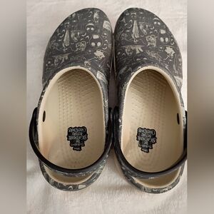 CROCS Men's Grey & Cream The Nightmare Before Christmas Slip-On Clogs